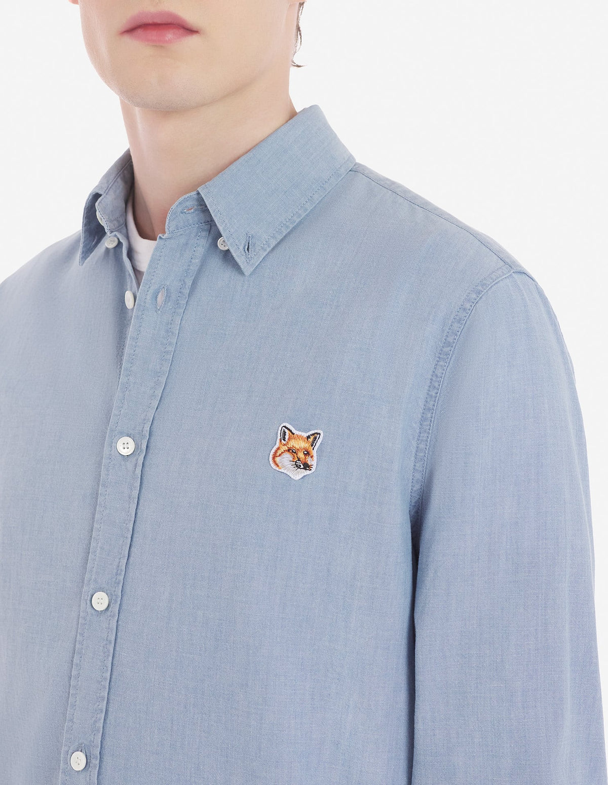  BUTTON DOWN CLASSIC SHIRT WITH INSTITUTIONAL FOXHEAD PATCH IN CHAMBRAY